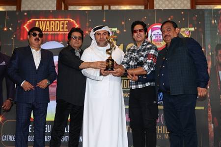 समाजसेवेतल्या उल्लेखनीय कार्यासाठी संघमित्रा गायकवाड यांचा सन्मान; शक्तिमान भारत पुरस्कार ते दादासाहेब फाळके फॅशन अवॉर्डपर्यंत गौरवाची घोडदौड